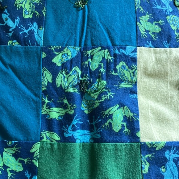Quilted handmade baby blanket with frogs - Picture 3 of 9
